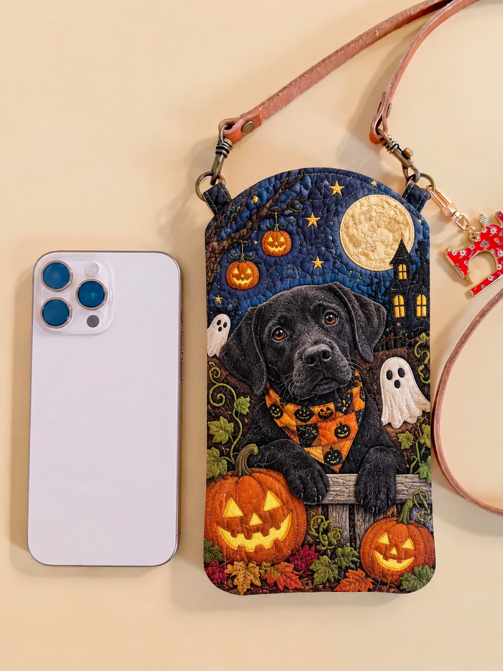 Sac à bandoulière pour téléphone, étroit et matelassé – Labrador noir avec des citrouilles d'Halloween