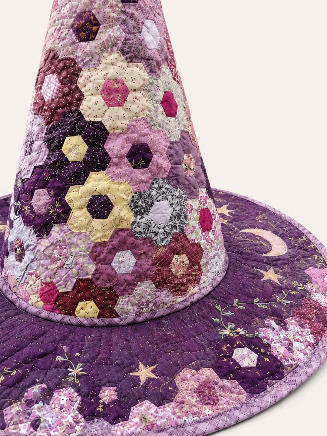 Chapeau de sorcière matelassé fait main – Patchwork hexagonal avec motifs d'étoiles