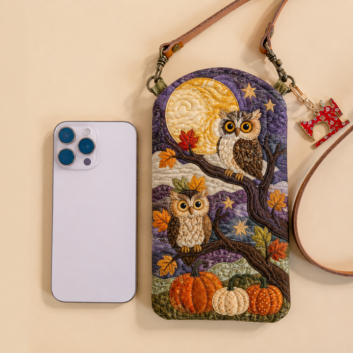Sacoche pour téléphone portable étroite et matelassée – Hibou dans le verger de citrouilles au clair de lune