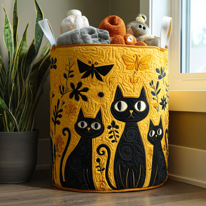 Panier rembourré avec des chats noirs