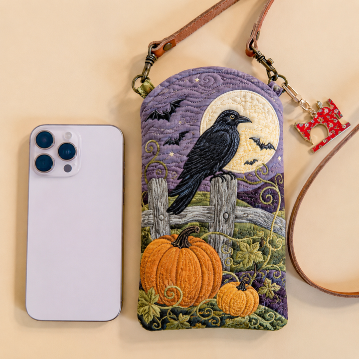 Sac à bandoulière étroit matelassé pour téléphone – Corbeau et lune au-dessus du champ de citrouilles