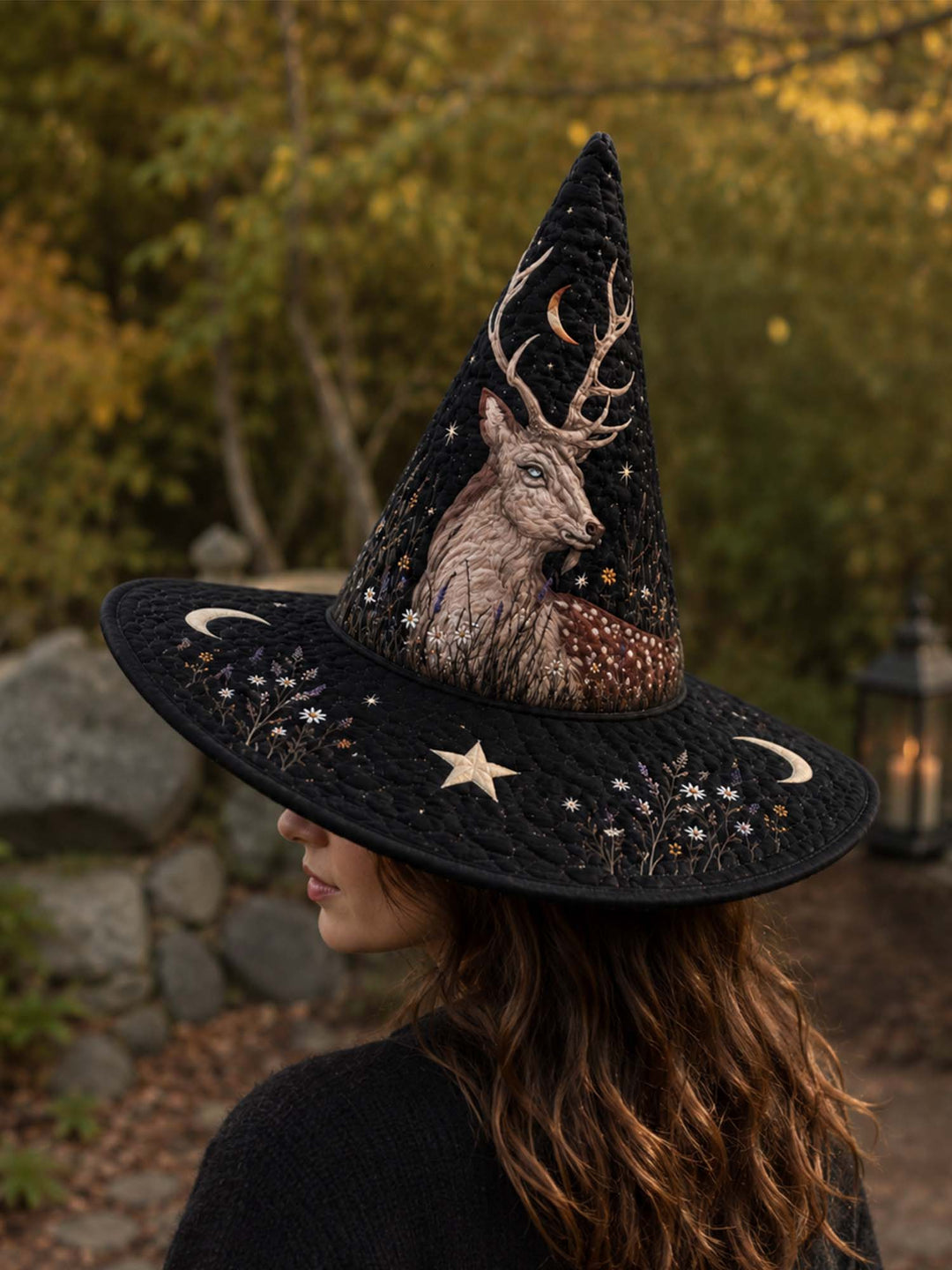 Chapeau de sorcière matelassé fait main – Cerf mystique dans un style sombre